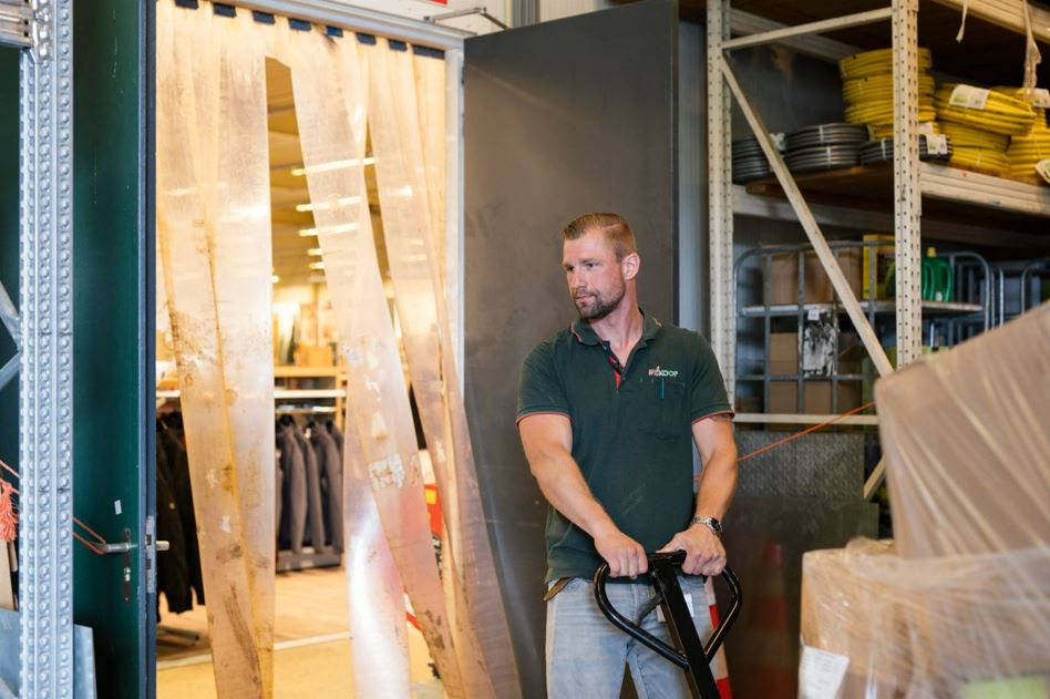 man werkt in magazijn