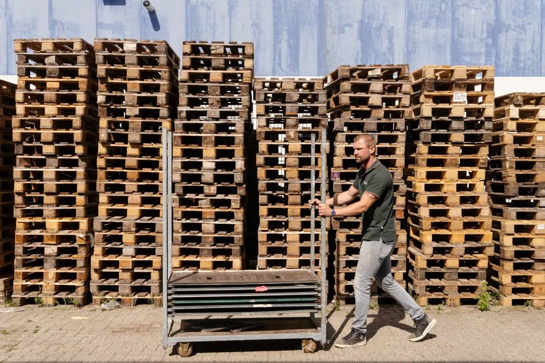 man duwt kar met pallets Kandidaat aan het werk met pallets
