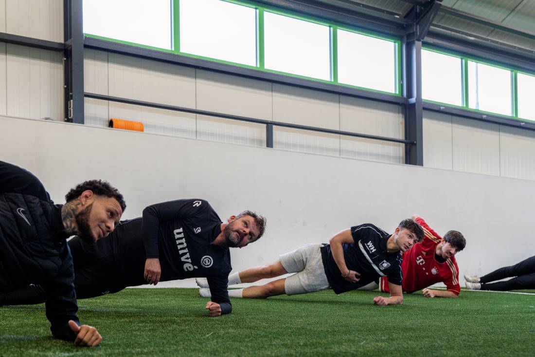 sportende mensen Sportactiviteit met deelnemers tijdens groepsproject