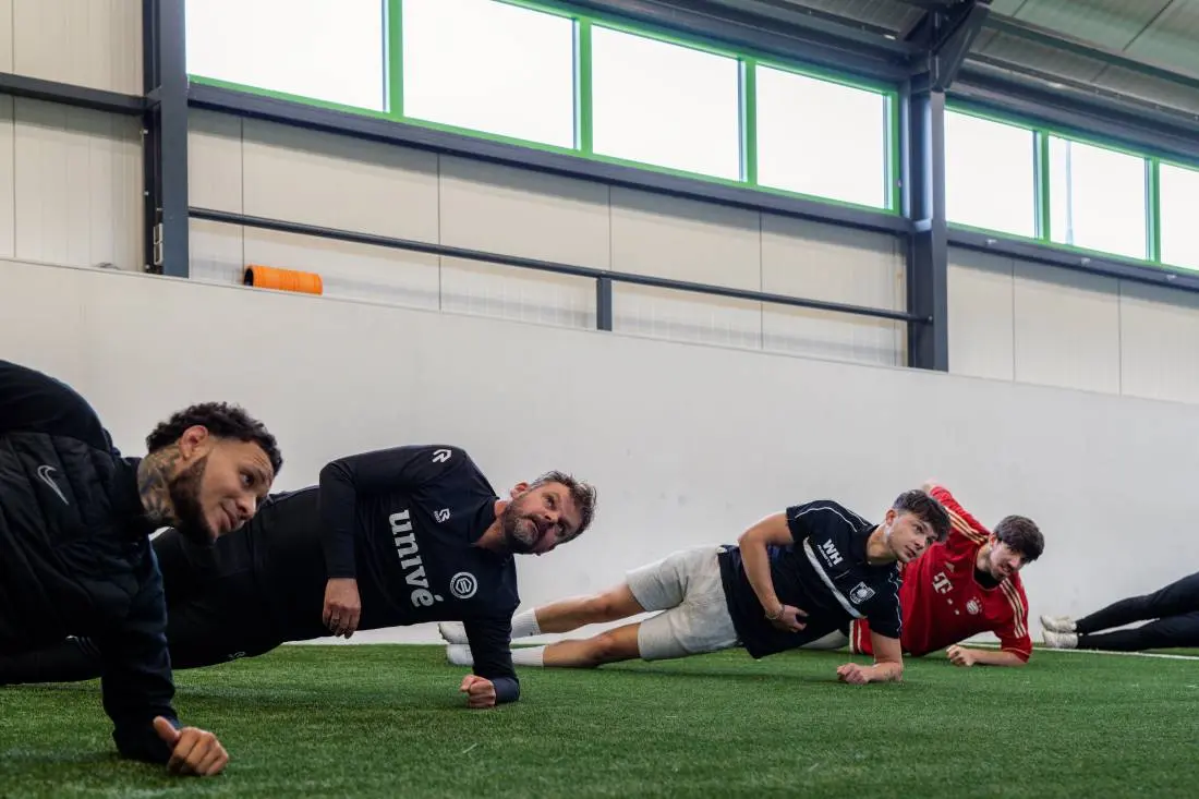 sportende mensen Sportactiviteit met deelnemers tijdens groepsproject