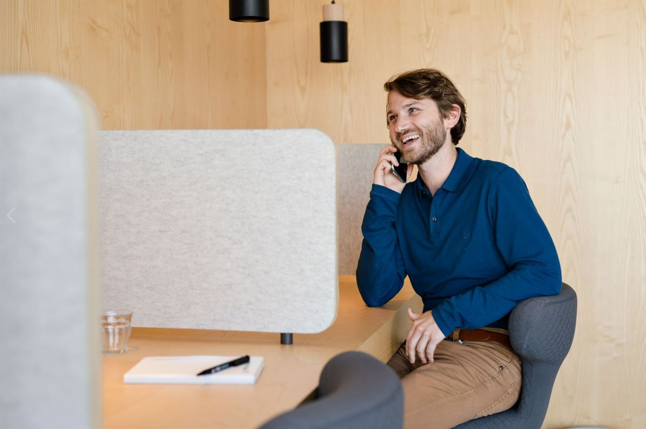 man telefoneert