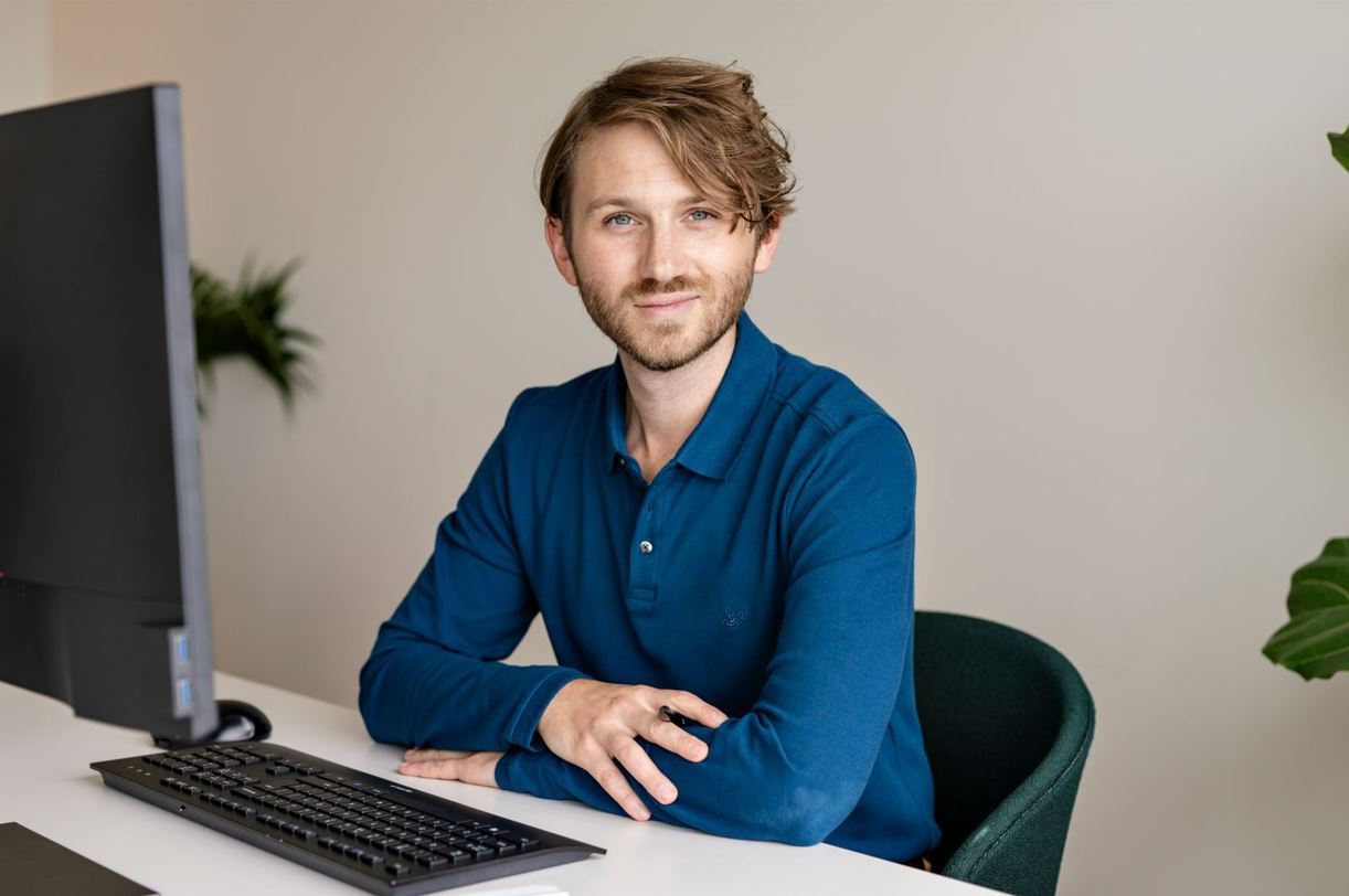 man achter computer