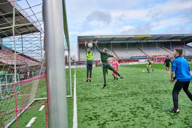 samen voetballen bij scoren in drenthe