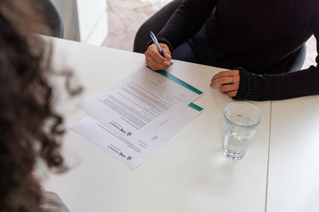 Contract tekenen Vrouw tekent contract
