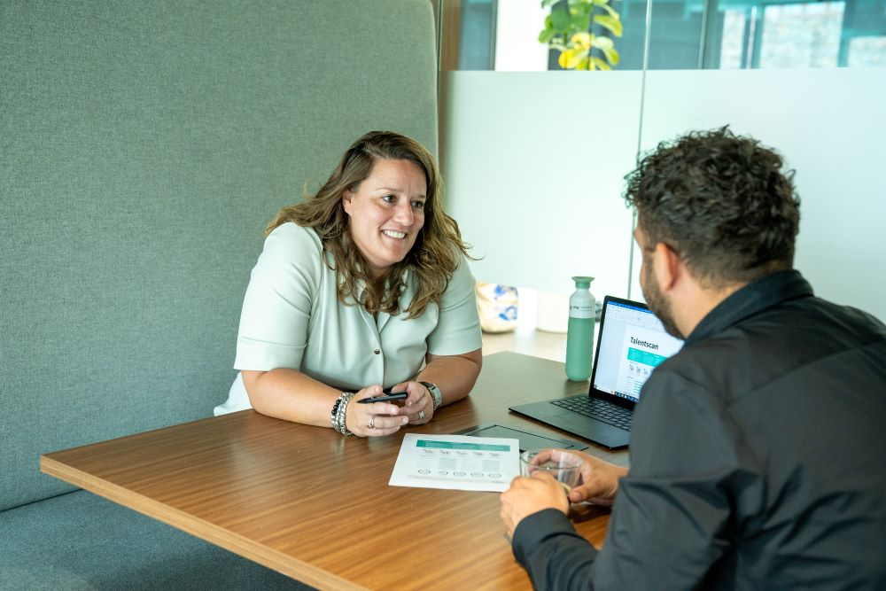 Demelza Bik Coach en kandidaat bespreken talentscan