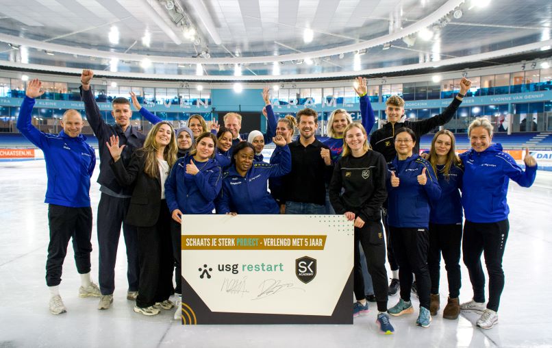 Groepsfoto van tekenmoment USG Restart en Sven Kramer Academy